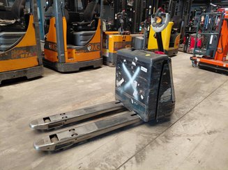 Transpaleta con conductor acompañante Crown WP3020-2.0