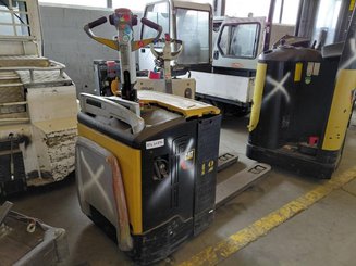 Transpaleta con plataforma Caterpillar NPV20N