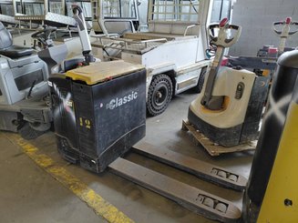 Transpaleta con plataforma Caterpillar NPV20N