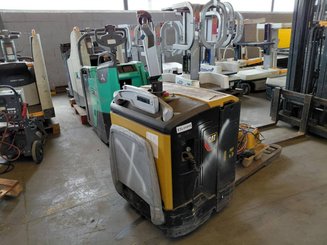 Transpaleta con plataforma Caterpillar NPV20N