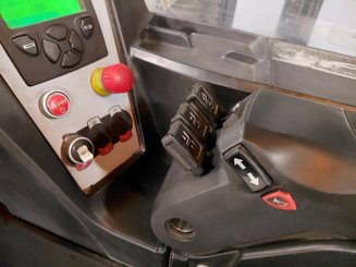 Carretilla retráctil Caterpillar NR14N