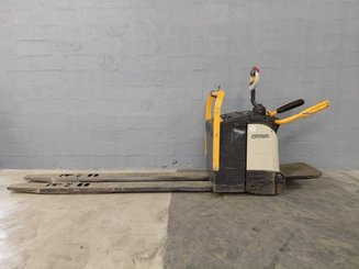 Transpaleta con plataforma Crown WT3060