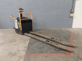 Transpaleta con plataforma Crown WT3060