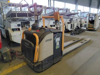 Transpaleta con plataforma Crown WT3060