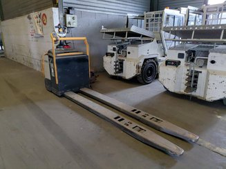 Transpaleta con plataforma Crown WT3060