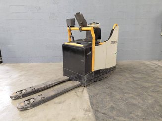 Transpaleta con plataforma Crown WT3040