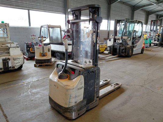 Apilador con conductor acompañante Crown ESI4000-12 - 1
