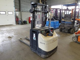 Apilador con conductor acompañante Crown ESI4000-12