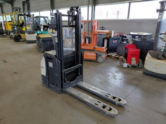 Apilador con conductor acompañante Crown ESI4000-12