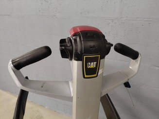 Transpaleta con plataforma Caterpillar NPV20N2