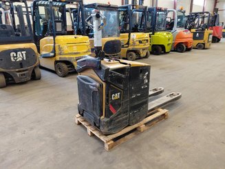 Transpaleta con plataforma Caterpillar NPV20N2