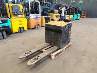 Transpaleta con plataforma Caterpillar NPV20N2