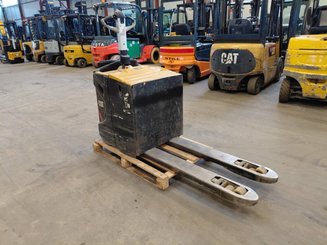 Transpaleta con plataforma Caterpillar NPV20N2