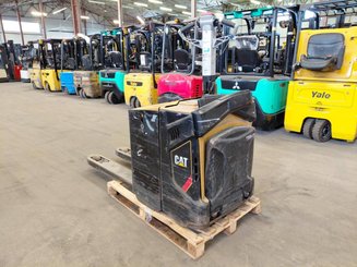 Transpaleta con plataforma Caterpillar NPV20N2 - 1