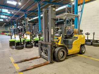 Carretilla contrapesada de 4 ruedas Caterpillar GP30NTD
