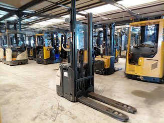 Apilador con conductor acompañante Crown ESI4000-12