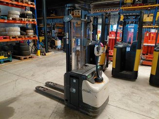 Apilador con conductor acompañante Crown ESI4000-12