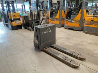 Transpaleta con conductor acompañante Crown WP3020-2.0